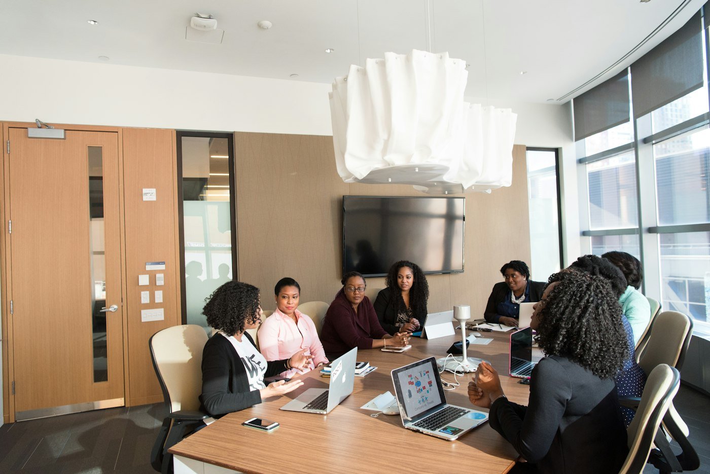 Coaching conversation in a bright meeting room